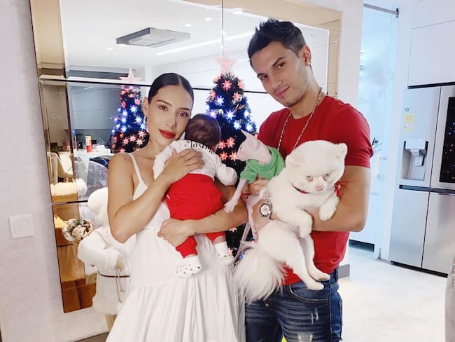 El cantante Pipe Bueno y la influencer Luisa Fernanda W compartieron la navidad junto a su pequeño hijo Máximo.