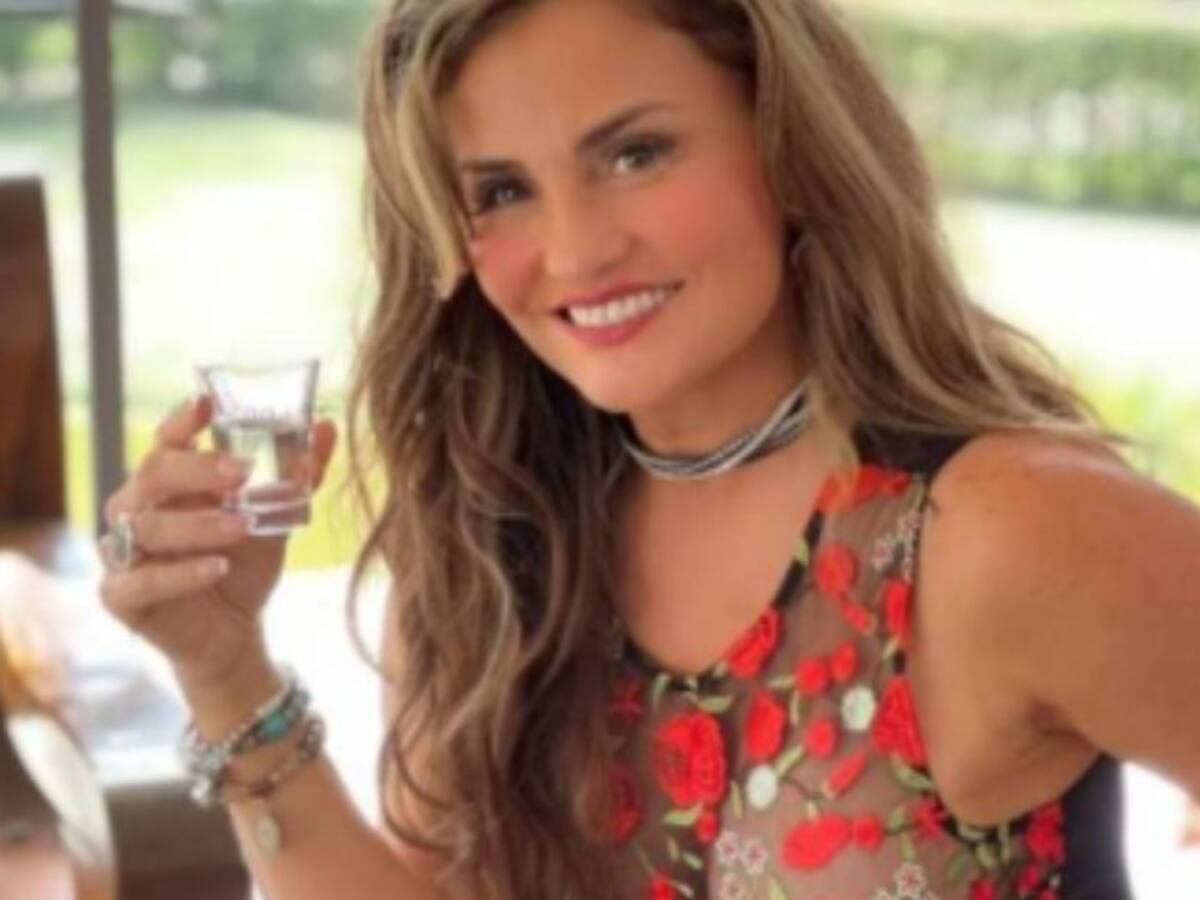 Secuencia de fotos de Cristina Geithner en vestido corto y sensual escote