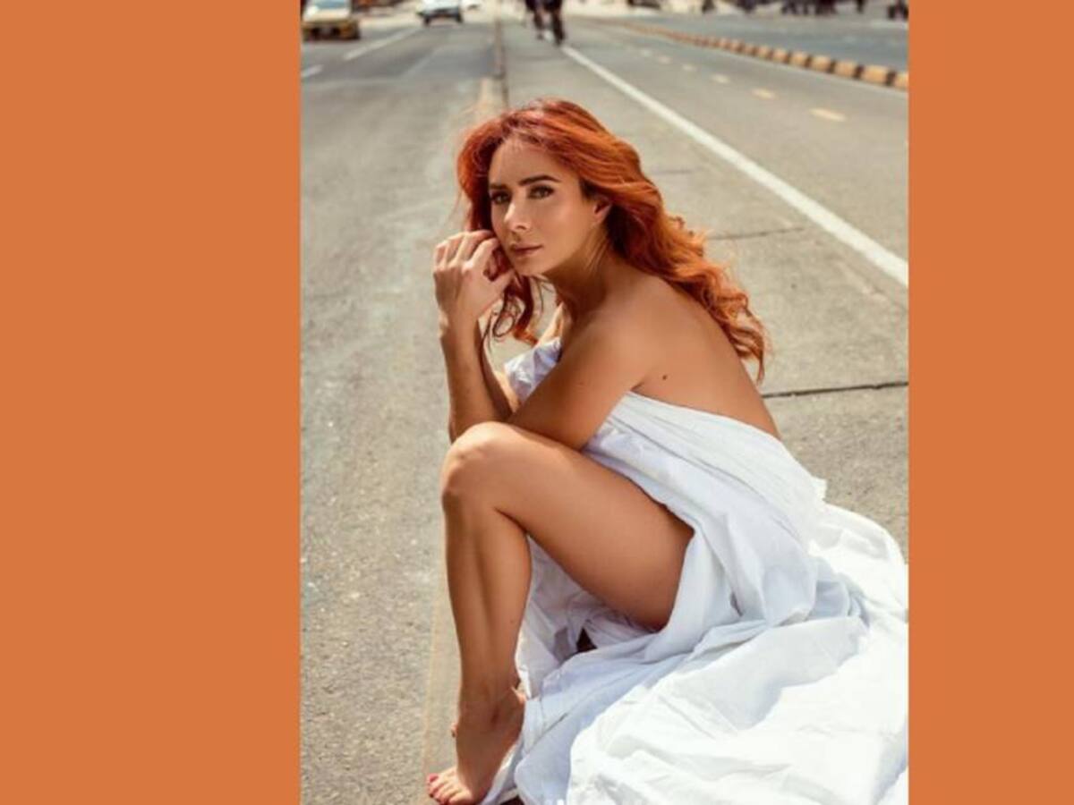 Critican a Johana Fadul por sensual foto echándose gasolina en su cuerpo