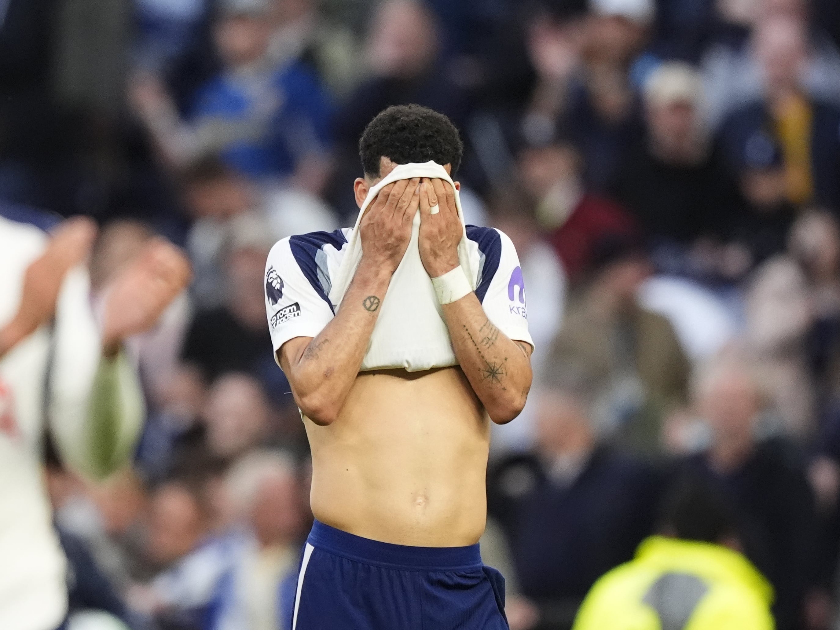 Los jugadores del Tottenham se lamentan tras el empate agónico ante el Brighton. (Photo by Jordan Pettitt/PA Images via Getty Images)