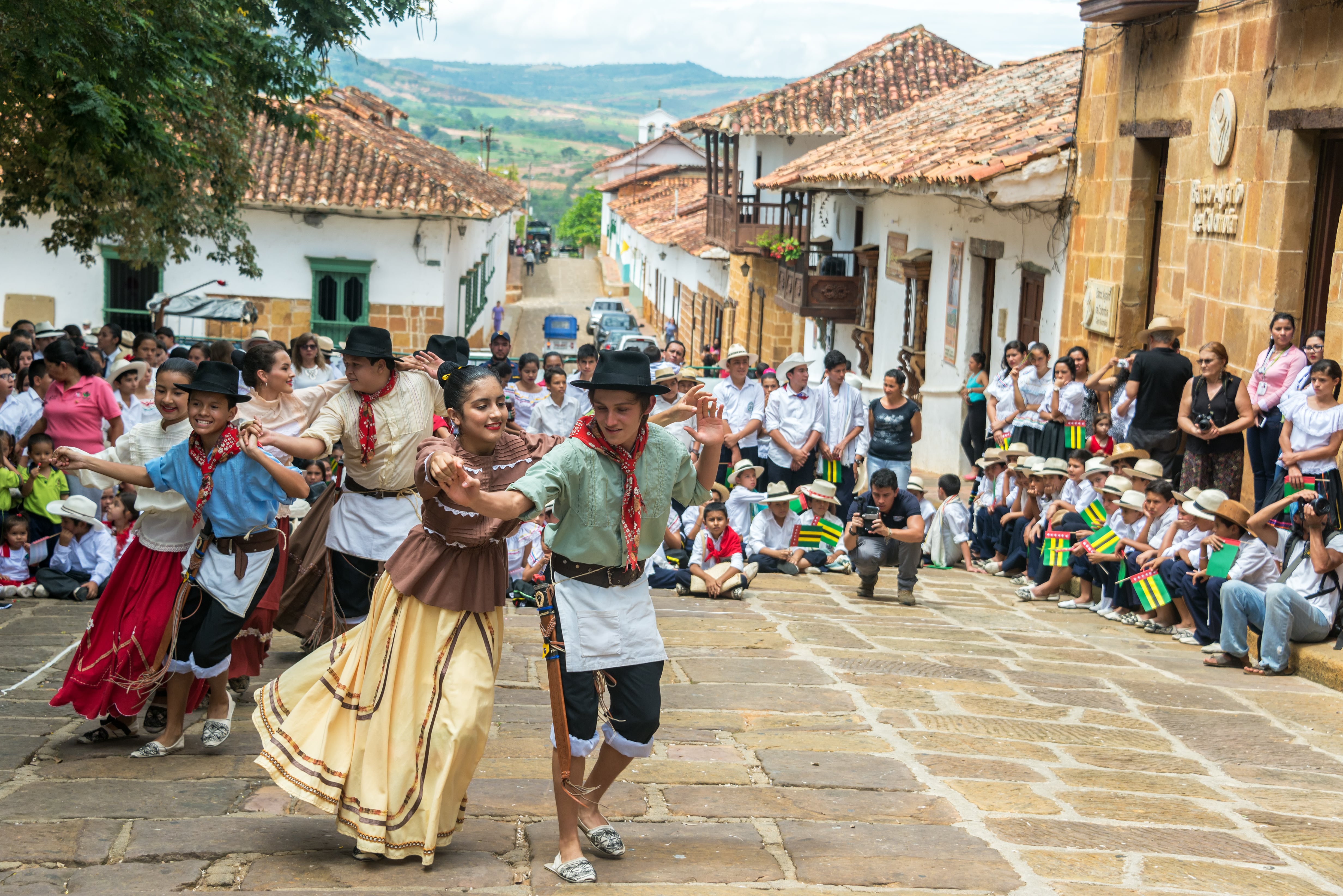 Bailarines en un festival actúan en Barichara, Colombia. Foto vía Getty Images