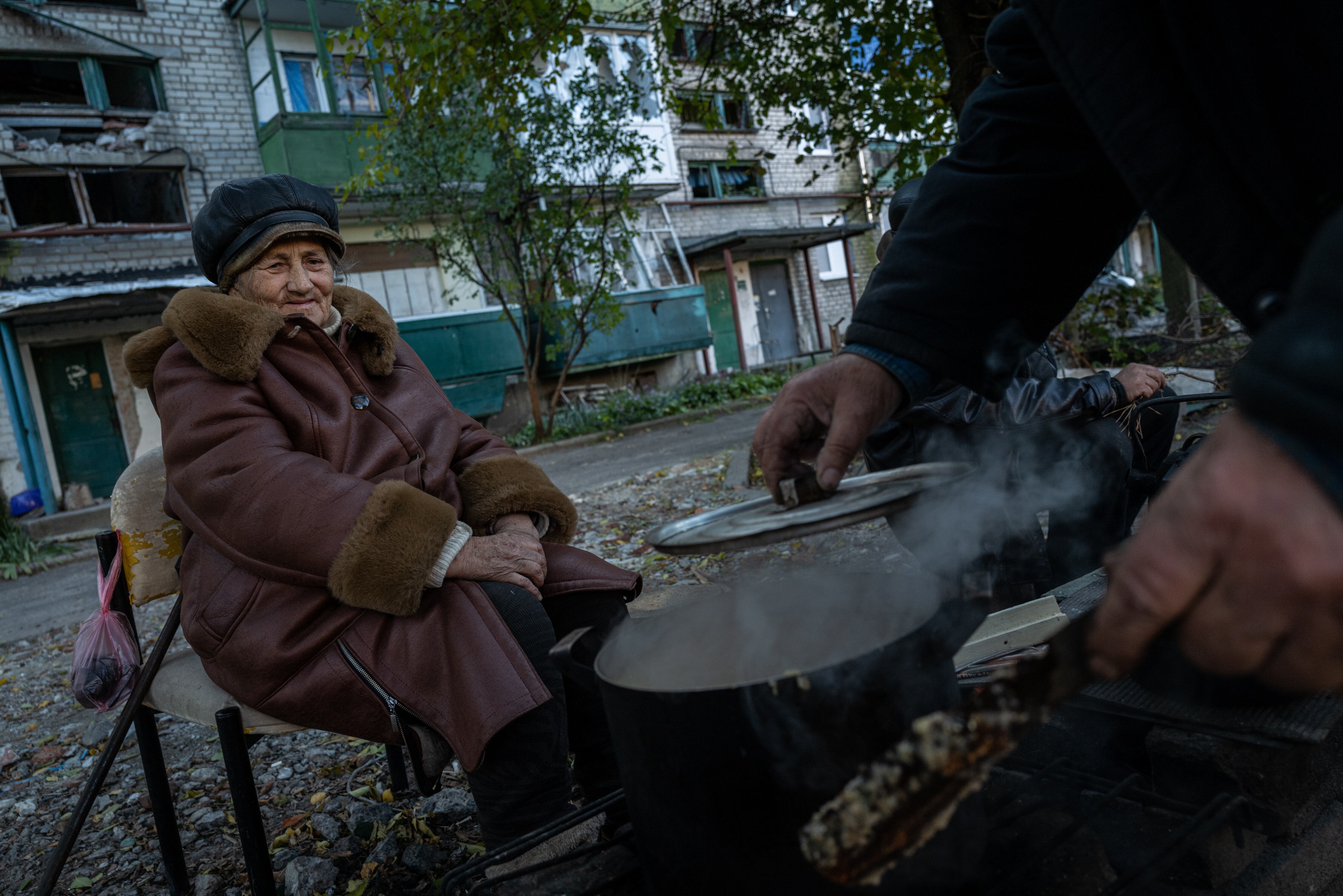 Civiles ucranianos cocinan en las calles por los daños en sus hogares.