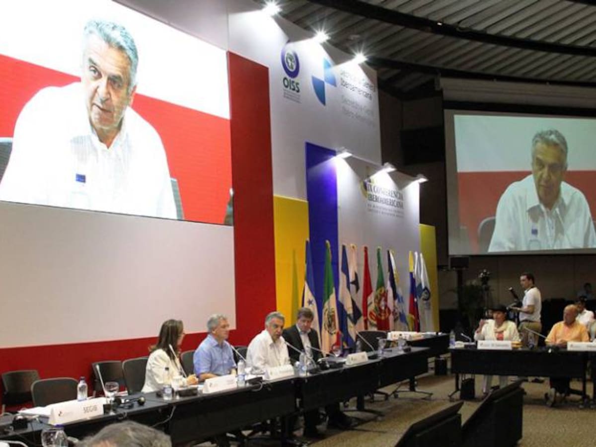 Iberoamérica se compromete con trabajo decente, paz, jóvenes y seguridad social