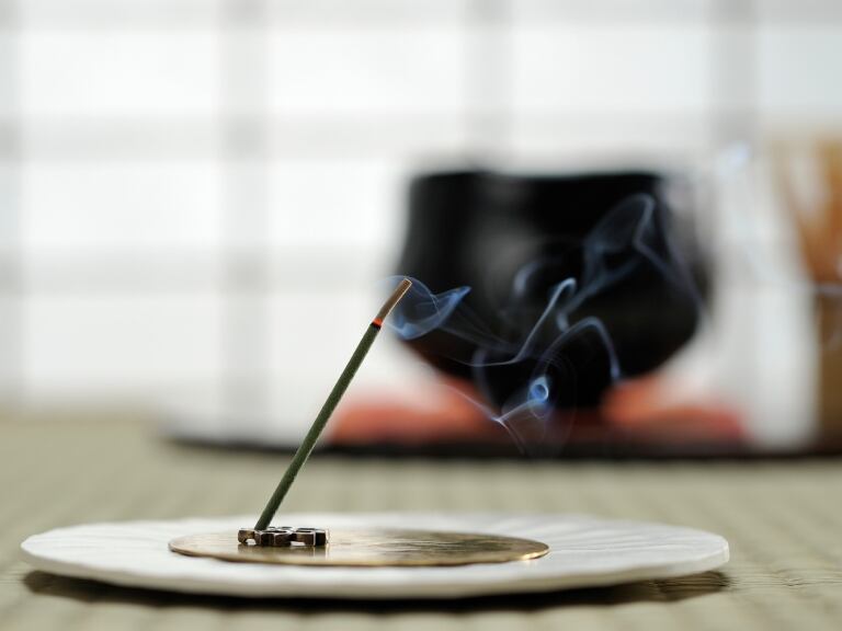 Imagen de referencia incienso dentro de casa // Getty Images