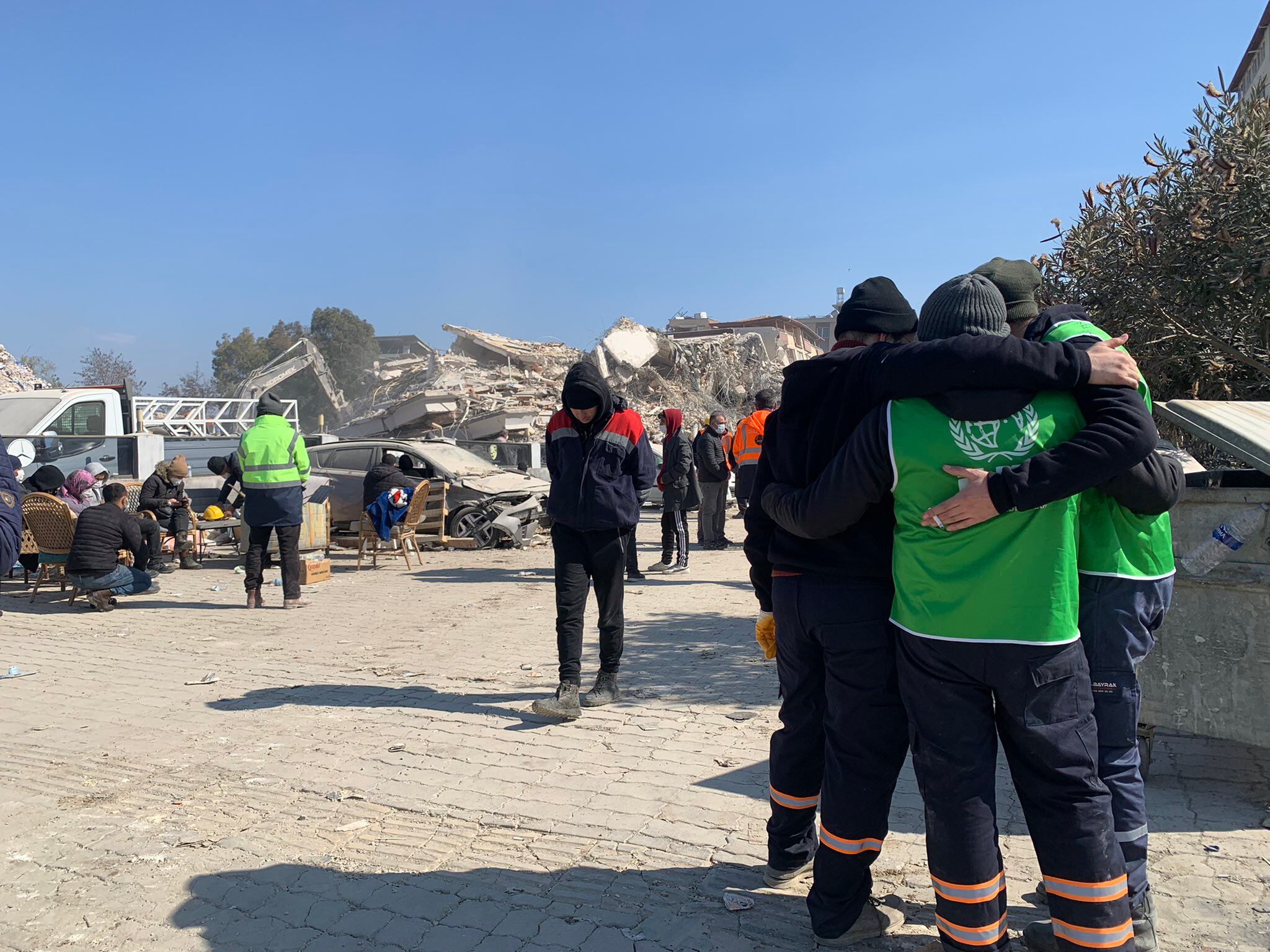 Un hombre abraza a sus sobrinos mientras continúan los trabajos de búsqueda en la región de Antakya.
 (Foto: Amanda Sánchez /Caracol Radio)