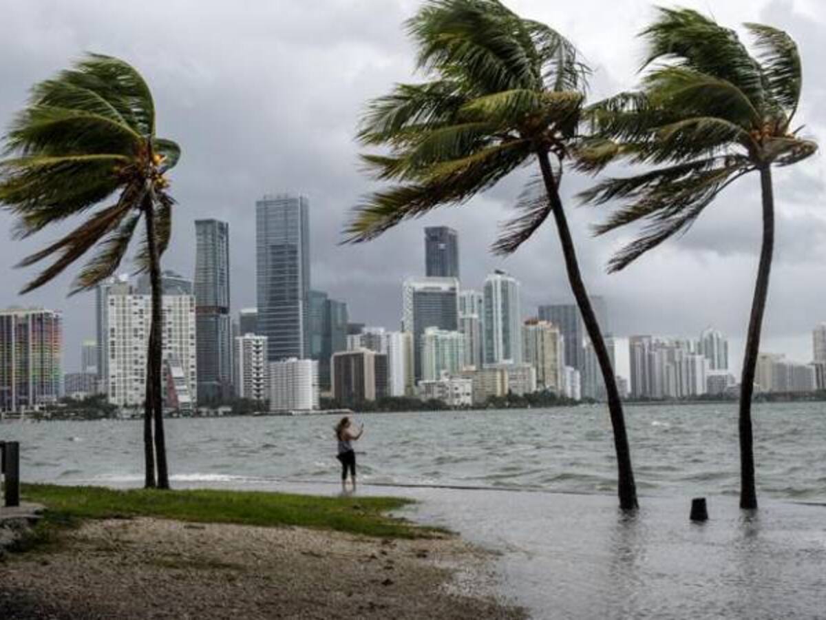 Huracán Irma comienza su desplazamiento hacia los cayos de Florida