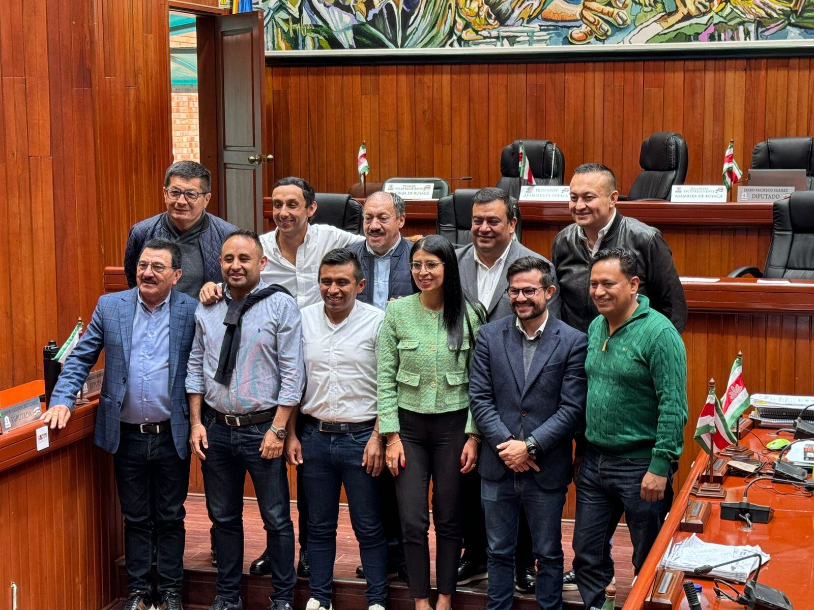 Los diez diputados que votaron a favor del Plan de Desarrollo, junto con el secretario de Planeación. Foto | Caracol Radio