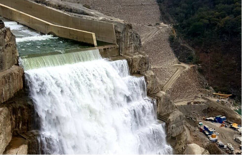 Así funciona hoy el vertedero de Hidroituango. Las operaciones sostenidas de evacuación del embalse se iniciaron el viernes en la noche y prosiguen sin problemas, dice EPM.