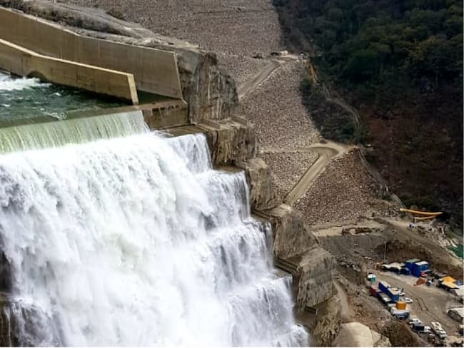 Así funciona hoy el vertedero de Hidroituango. Las operaciones sostenidas de evacuación del embalse se iniciaron el viernes en la noche y prosiguen sin problemas, dice EPM.