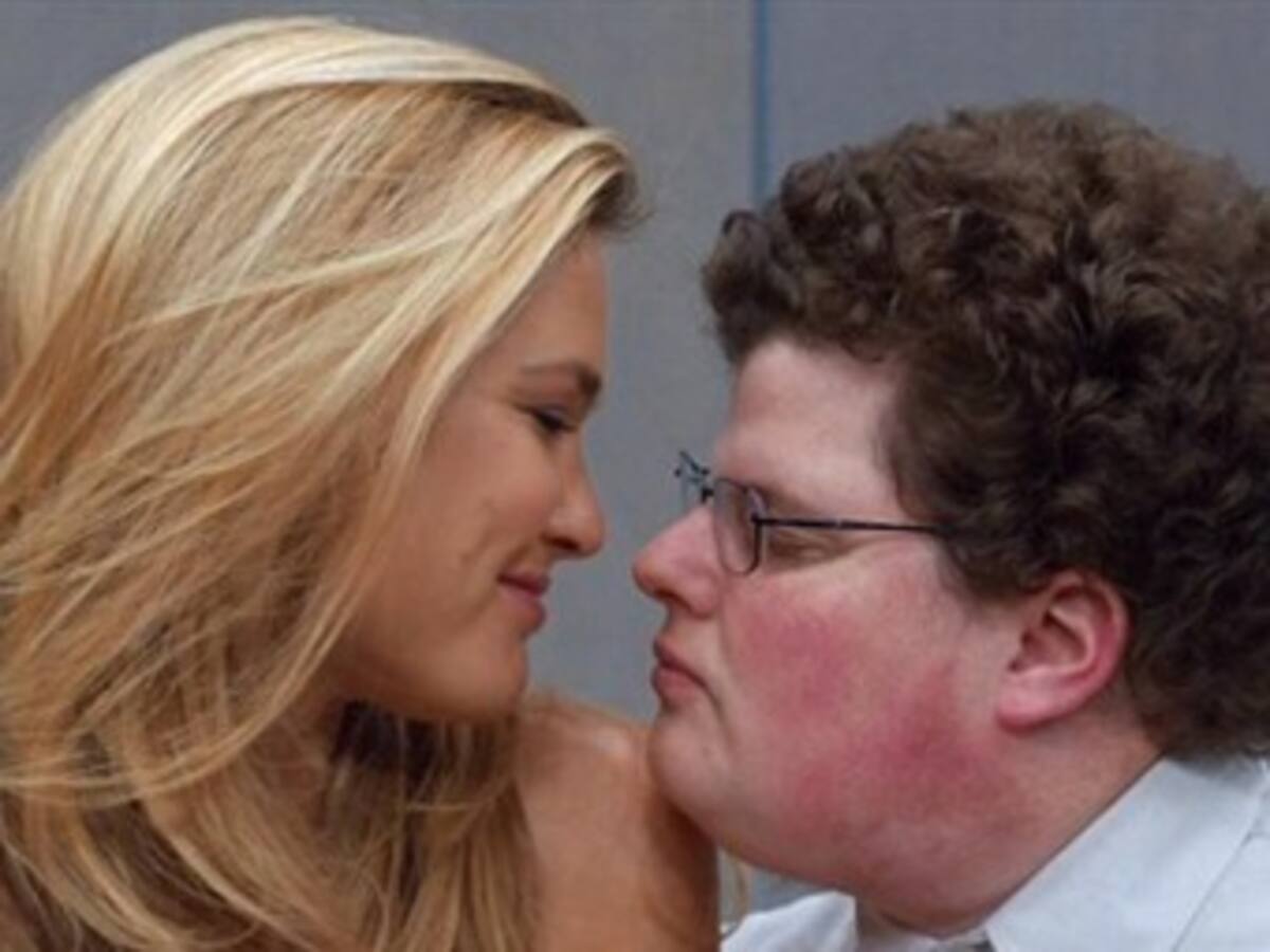 Bar Refaeli, los besos del Super Bowl que convierten a un sapo en estrella
