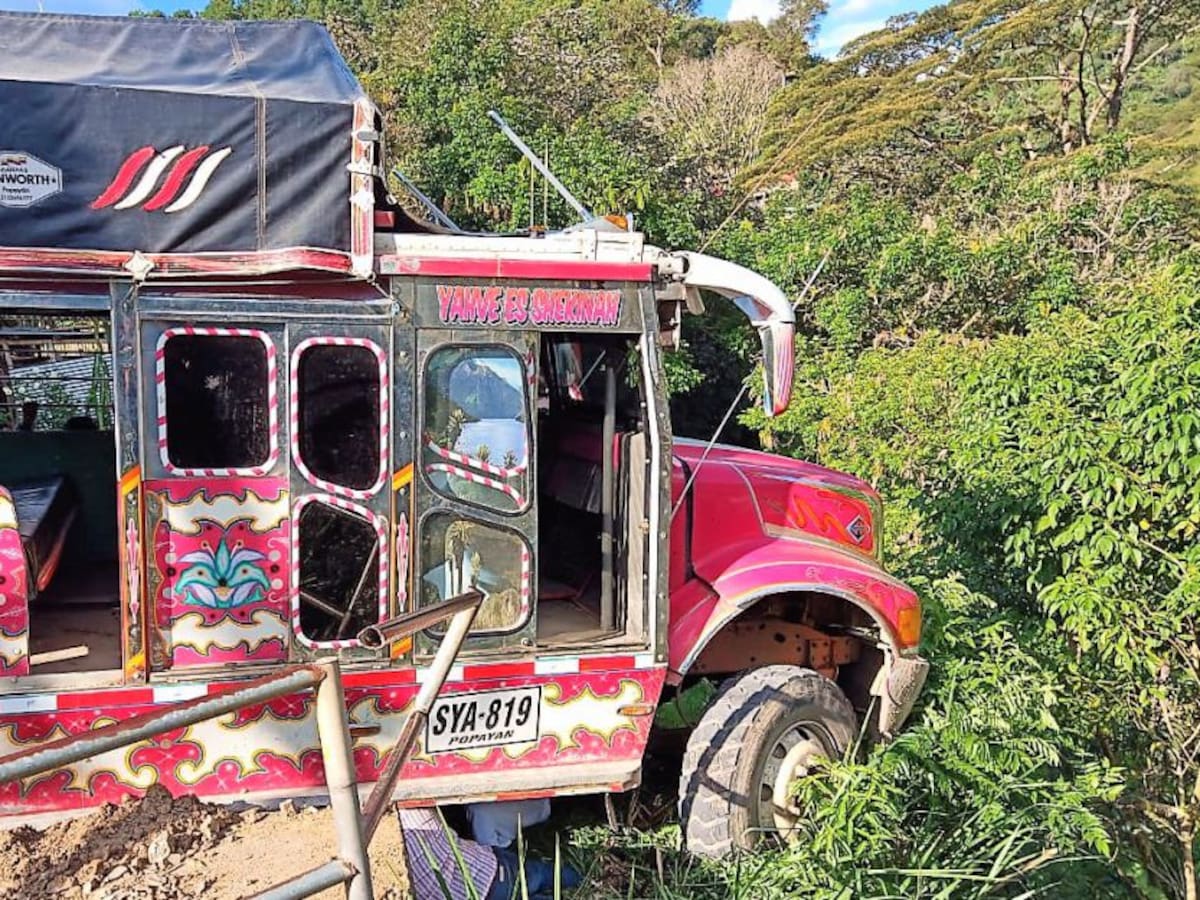 Una ‘chiva’ que transportaba estudiantes quedó al borde de un abismo en Cauca