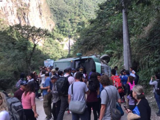 Al menos ocho heridos al volcar autobús turístico de Machu Picchu