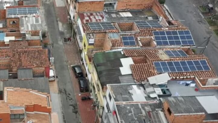Comunidad solar de El Salvador. Foto: Captura video de la Alcaldía de Medellín.