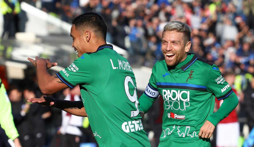 Luis Muriel (izq.) junto a ‘Papu’ Gómez (der.) durante la celebración de un gol.