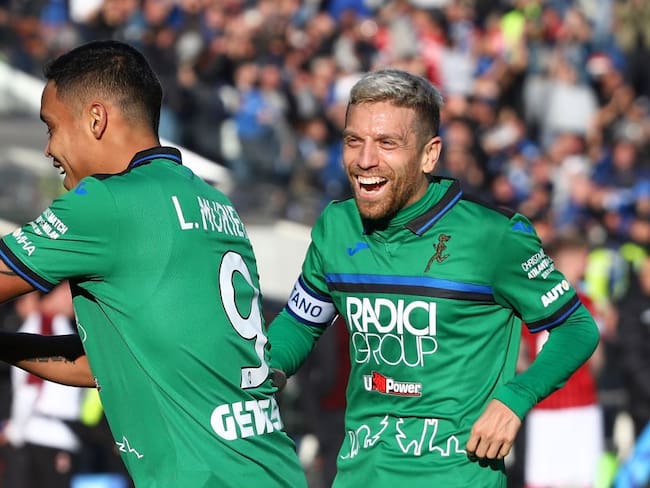 Luis Muriel (izq.) junto a ‘Papu’ Gómez (der.) durante la celebración de un gol.