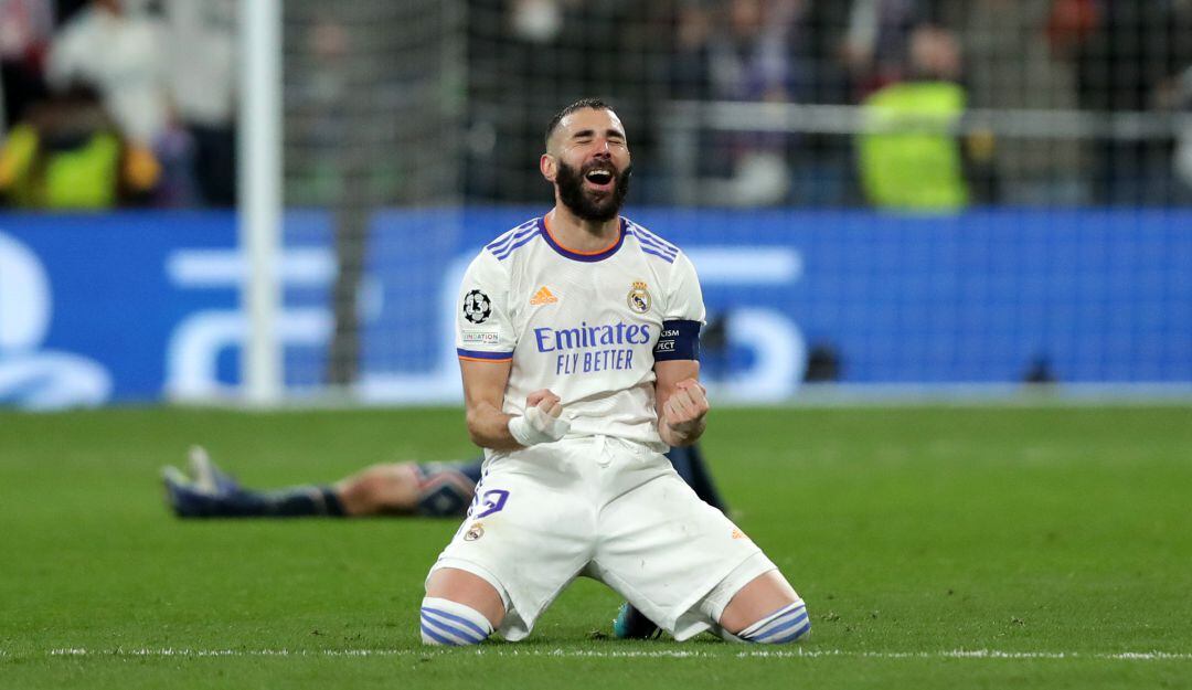 Karim Benzema celebra el paso a cuartos de final de la Champions League