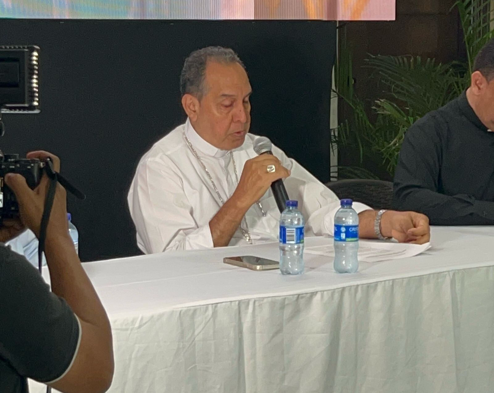 Arzobispo Pablo Salas advierte sobre falsos sacerdotes ofreciendo servicios católicos.