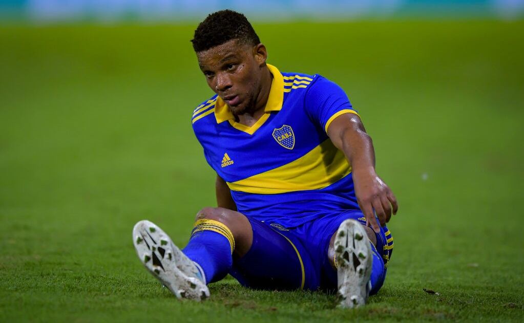 Frank Fabra se retiró lesionado del juego entre Boca Juniors y Colón (Photo by Marcelo Endelli/Getty Images)