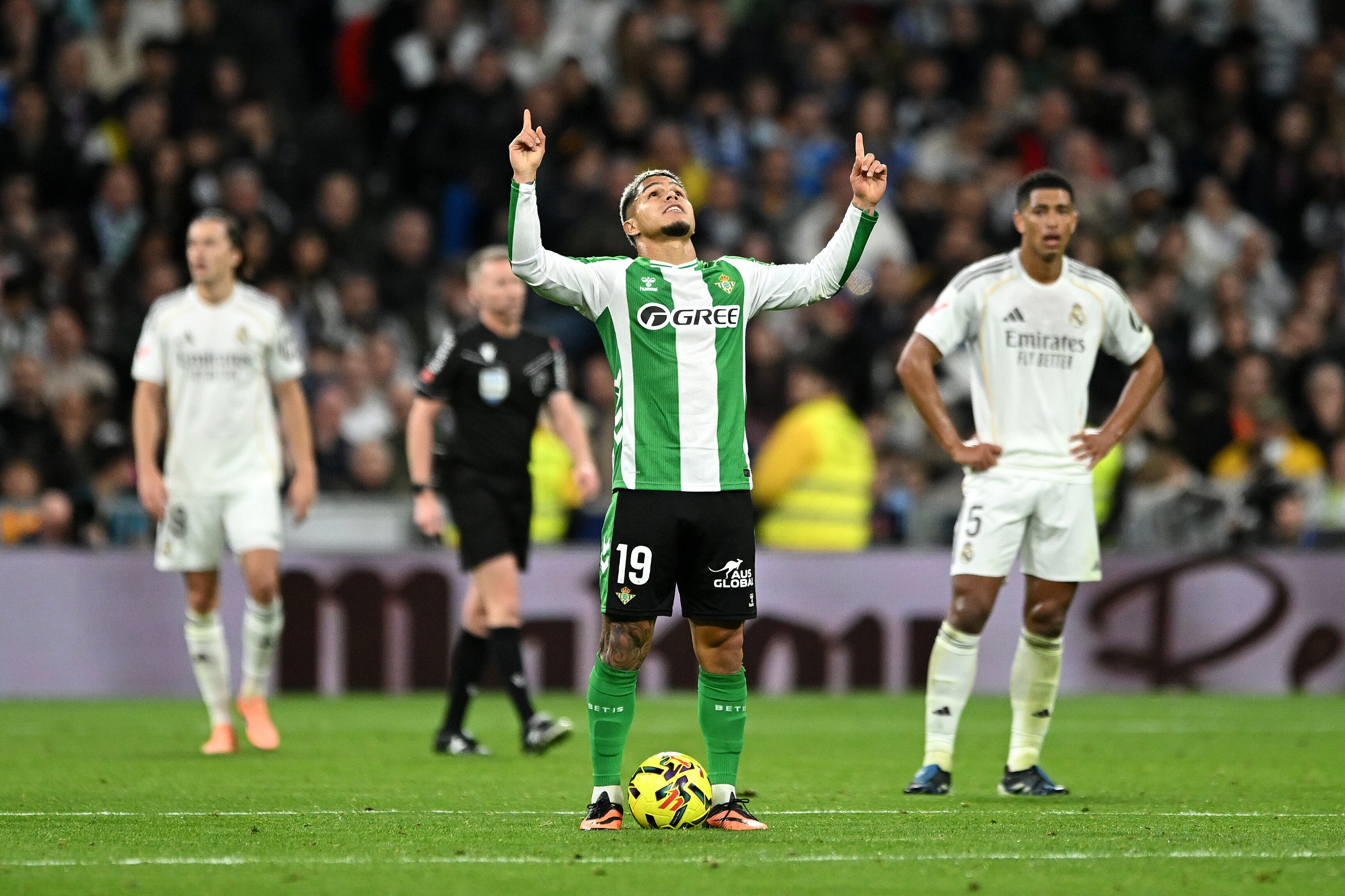 Juan Camilo Hernández festeja su anotación ante el Real Madrid. (Photo by Denis Doyle/Getty Images)