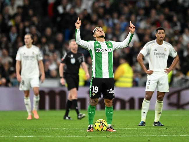 Juan Camilo Hernández festeja su anotación ante el Real Madrid. (Photo by Denis Doyle/Getty Images)