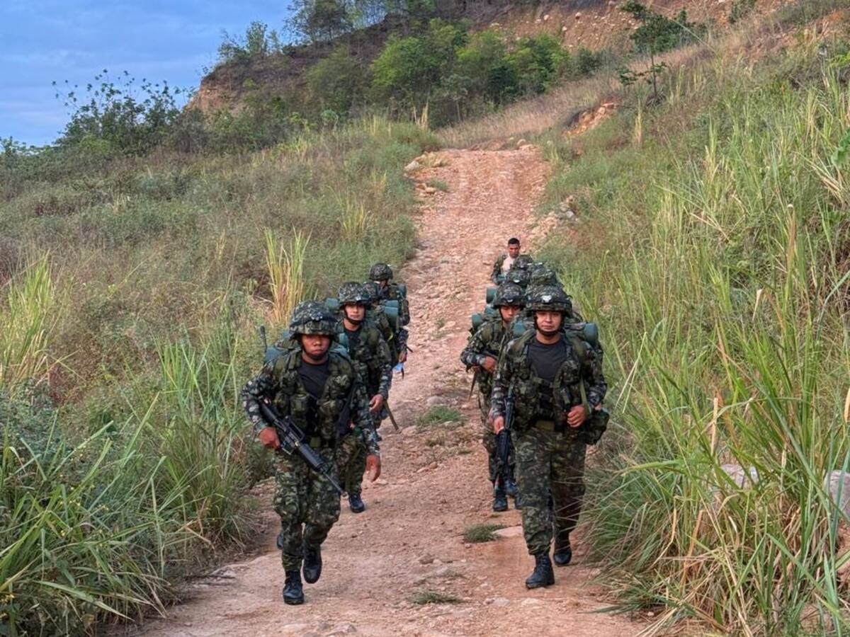 Presidente Petro ordenó aumentar presencia militar tras desplazamiento en Arenal, sur de Bolívar
