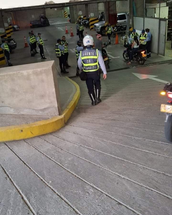 Esta imagen se viralizó en las redes sociales mencionando de un presunto puesto de control de agentes de tránsito en un parqueadero de un centro comercial en Manizales. Foto suministrada.