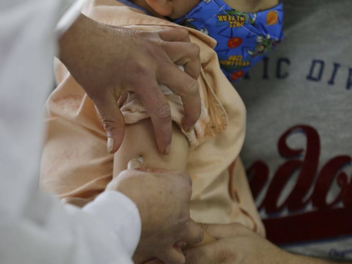 "Vacunación para niños de 3 años es irresponsable": Colegio Médico