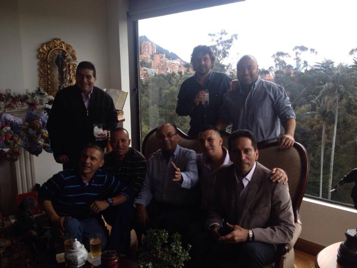 De pie: Juan Machado (libretista Medellín). Pascual Gaviria y Óscar Monsalve "Risaloca".Sentados: Juan Ricardo Lozano "Alerta", Fernando Molina (control de la Cadena Básica en Medellín), Hernán, Andrés Sánchez "El Muelón", Álvaro Gómez Zafra.