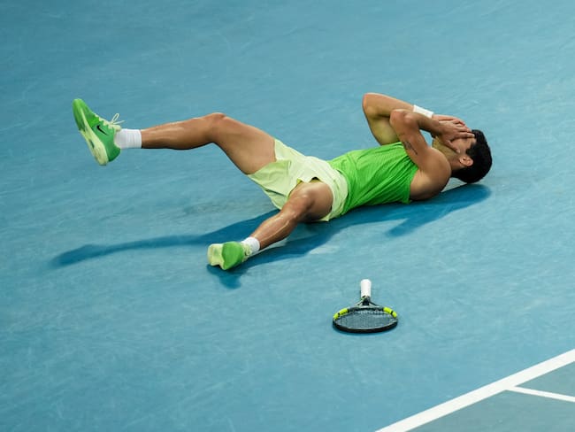 Carlos Alcaraz celebra su emotiva clasificación a la final del Abierto de Australia. (Photo by Shi Tang/Getty Images)