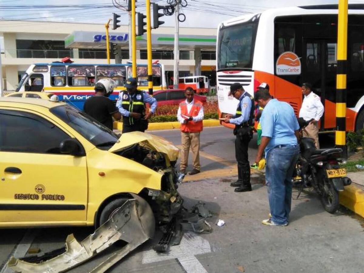 Imprudencia de taxista ocasiona accidente con bus de Transcaribe