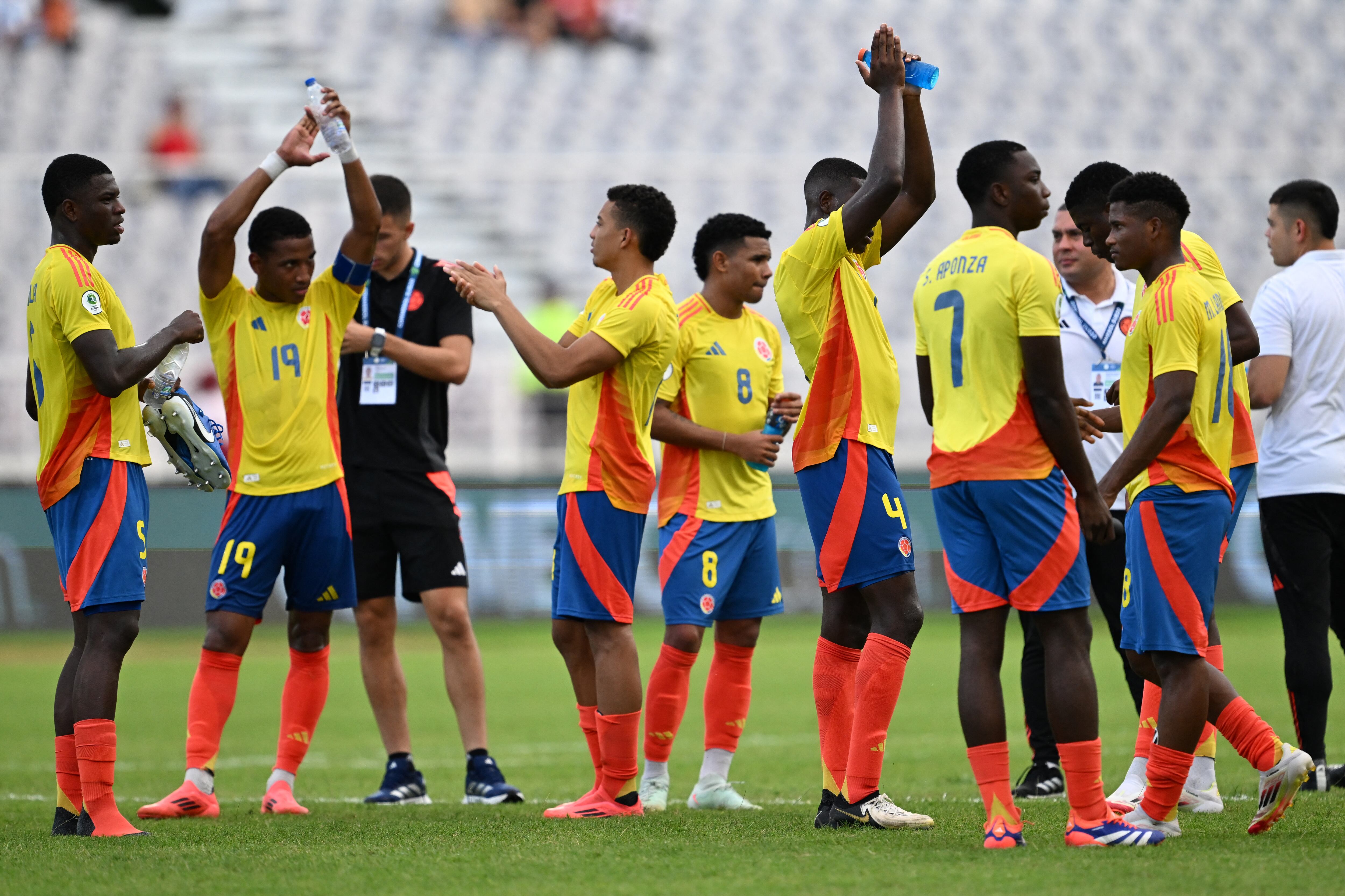 Los jugadores de la Selección Colombia festejan su triunfo ante Uruguay. (Photo by JUAN BARRETO/AFP via Getty Images)