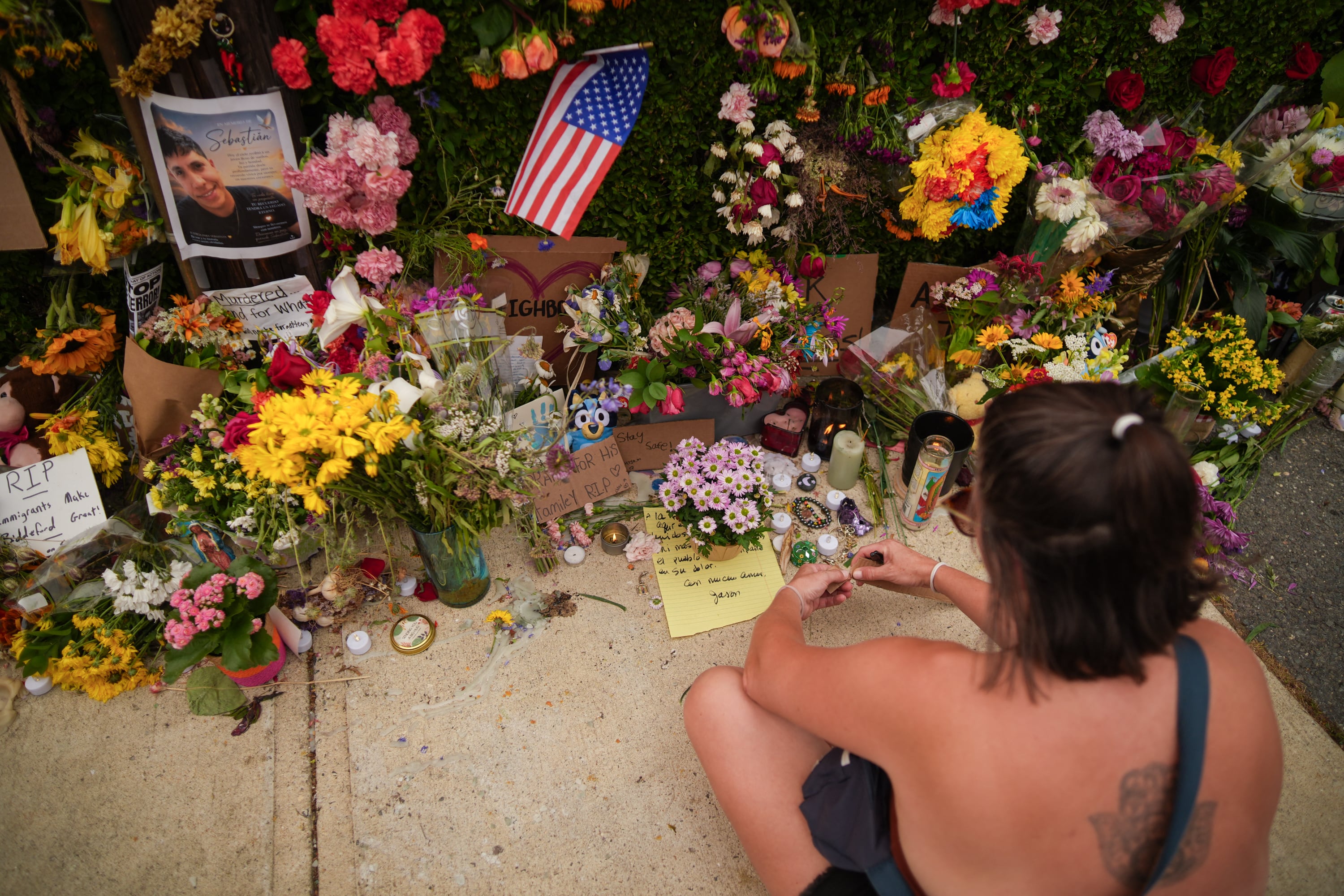 Homenaje a Joan Sebastián Guerrero en Biddeford, Maine, donde el colombiano fue asesinado por un funcionario de ICE identificado como David Michael Brouillette.
(Foto: RYAN MURPHY / GETTY IMAGES NORTH AMERICA / Getty Images via AFP)