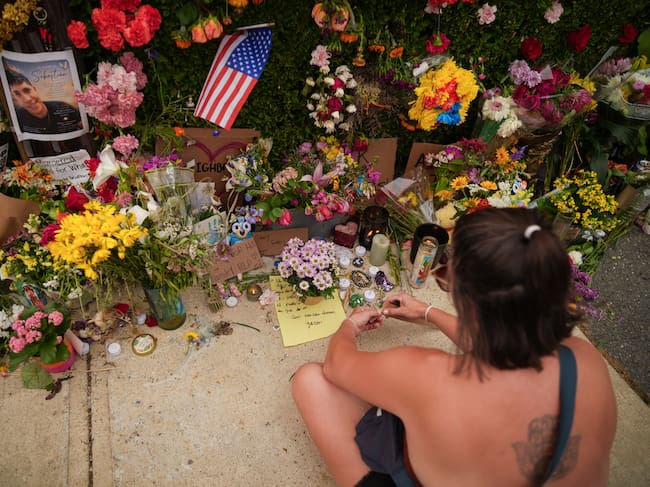 Homenaje a Joan Sebastián Guerrero en Biddeford, Maine, donde el colombiano fue asesinado por un funcionario de ICE identificado como David Michael Brouillette.
(Foto: RYAN MURPHY / GETTY IMAGES NORTH AMERICA / Getty Images via AFP)