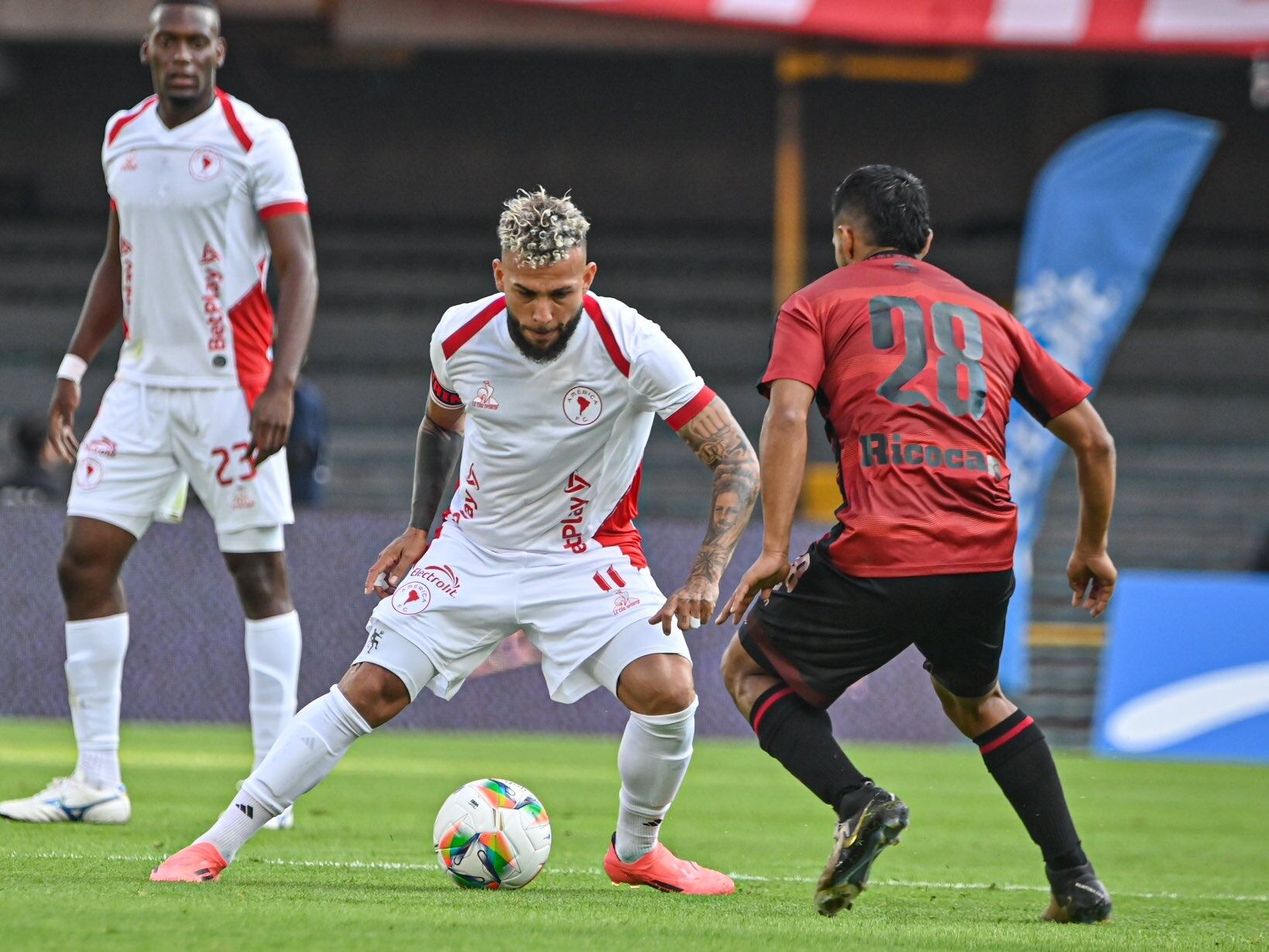 América de Cali enfrentando a Melgar de Perú. / @AmericadeCali