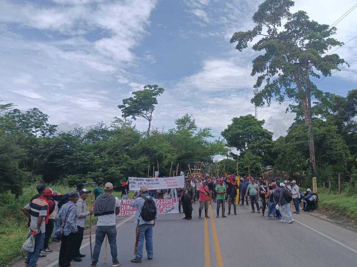 24 horas cumple el bloqueo en la vía a la Costa por manifestación de campesinos