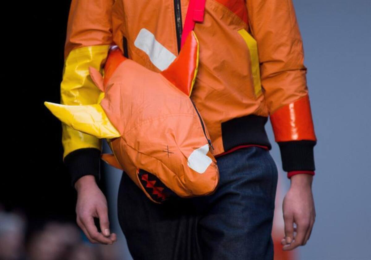 Una serie de modelos presentan la colección de otoño, invierno 2015 en la semana de la moda masculina en Londres, Inglaterra, que se realizará hasta el próximo 12 de enero.