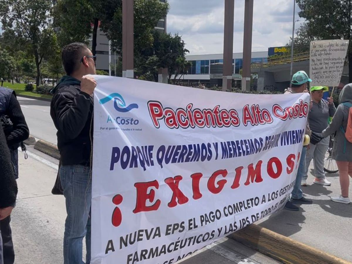 Usuarios de la Nueva EPS bloquean la calle 26 en Bogotá: exigen derecho a la salud