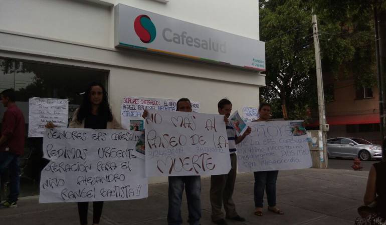 Familiares protestan frente a las instalaciones de la Eps en Cúcuta.