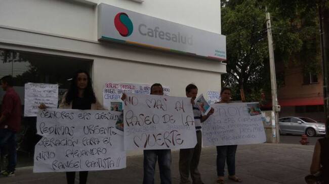 Familiares protestan frente a las instalaciones de la Eps en Cúcuta.