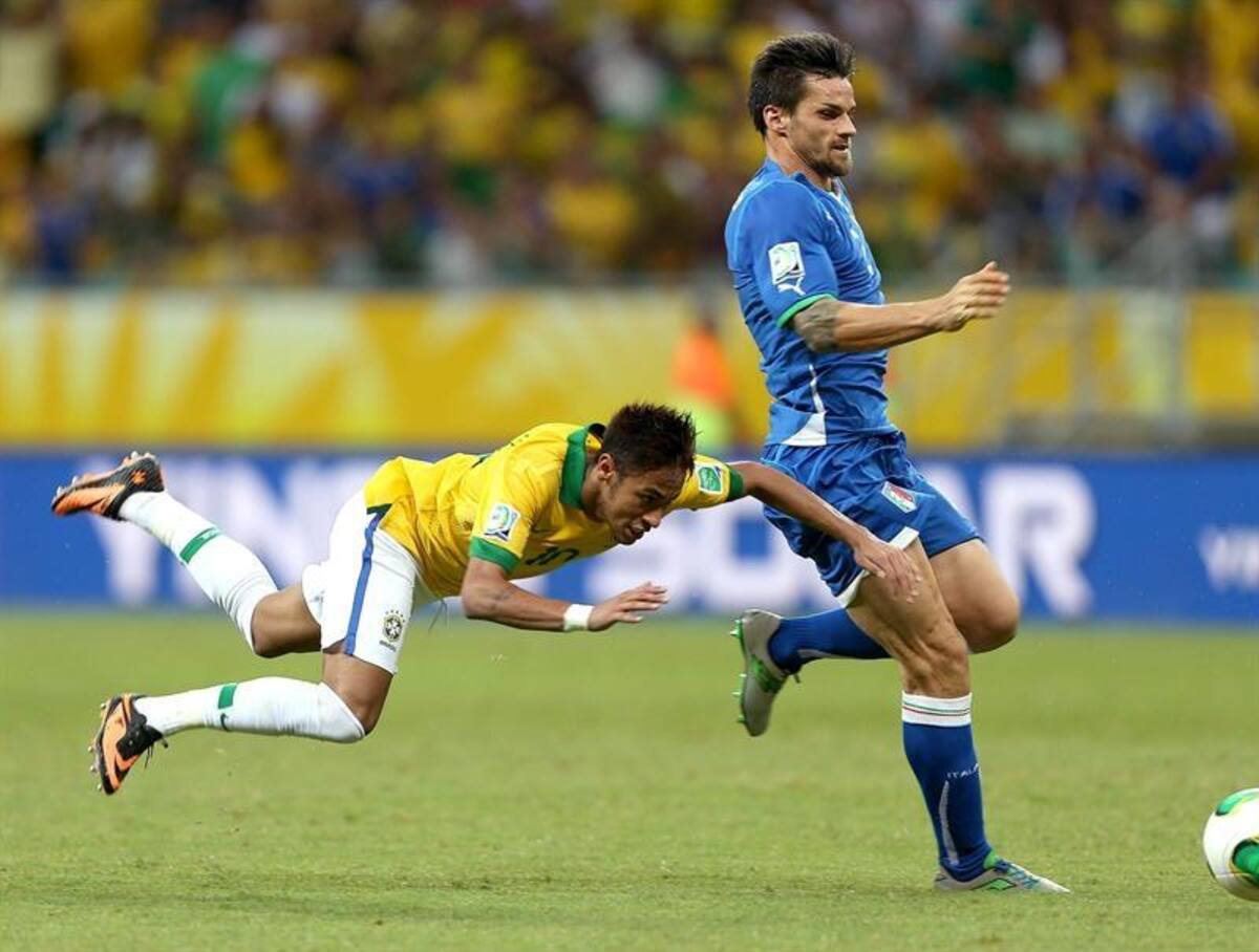 Brasil, primero en su grupo tras vencer 4-2 a Italia.