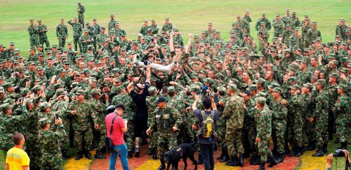 Durante el evento, integrantes de la Policía, el Esmad y el Ejército recibieron con emoción a Juanes, le prepararon una presentación musical con vallenato y otra con un Michael Jackson del batallón "Coronel Francisco José de Caldas".