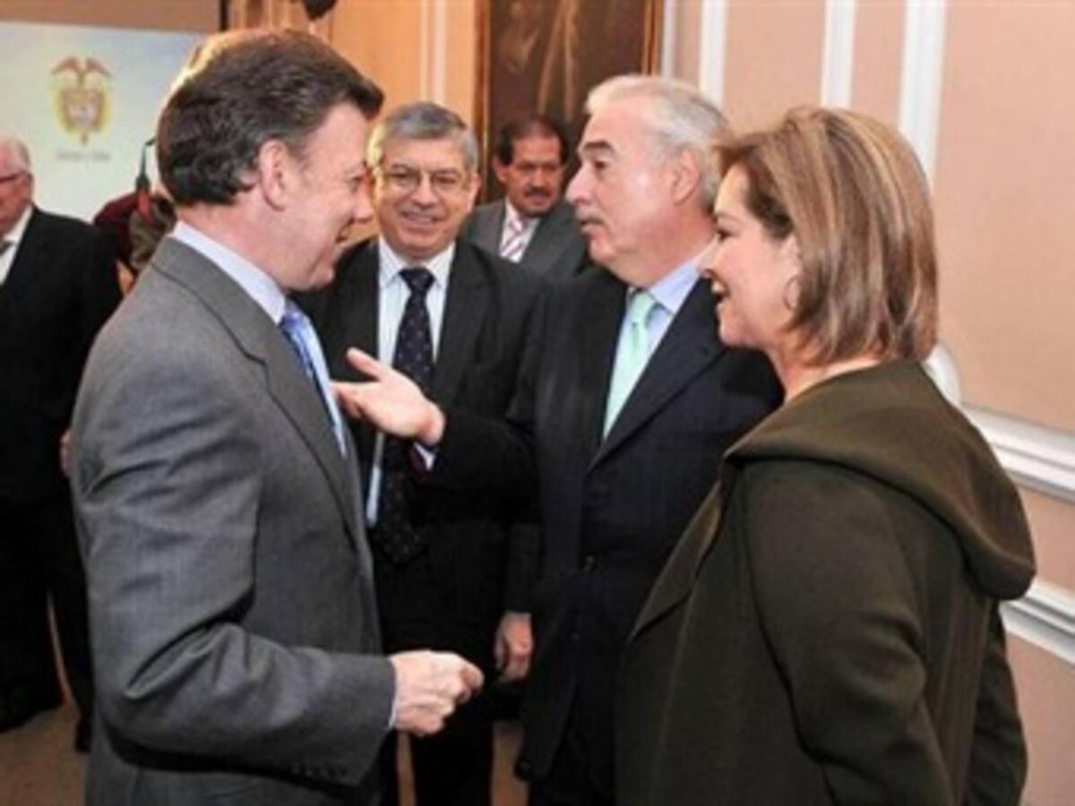 Pelea Pastrana-Santos desestabiliza el gabinete: Partido Conservador