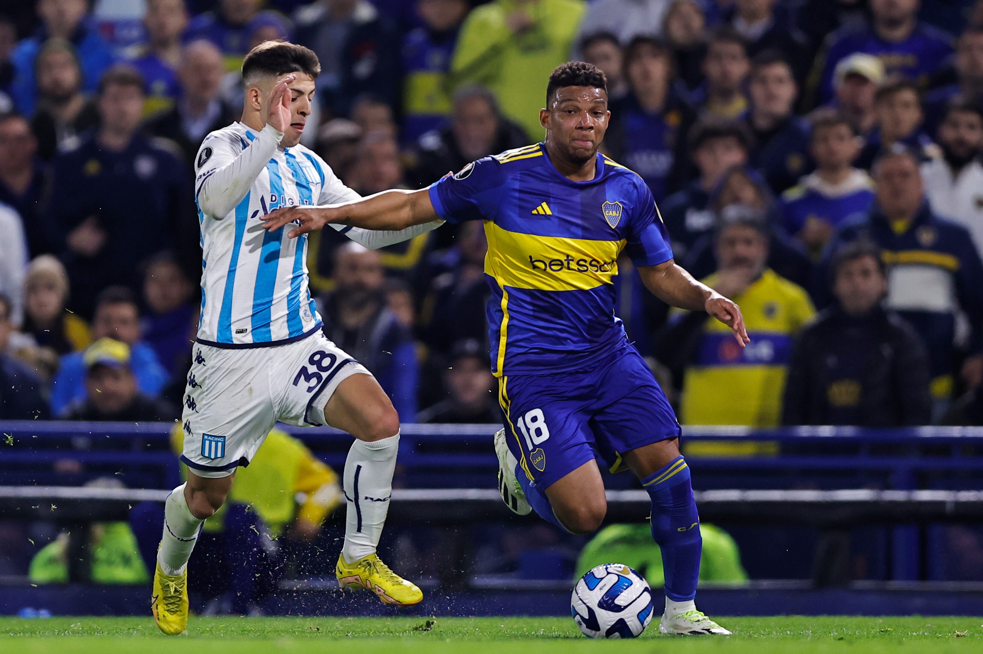 Frank Fabra (d) de Boca disputa un balón con Tobías Rubio de Racing hoy, en un partido de los cuartos de final de la Copa Libertadores entre Boca Juniors y Racing en el estadio La Bombonera en Buenos Aires (Argentina). EFE/ Juan Ignacio Roncoroni