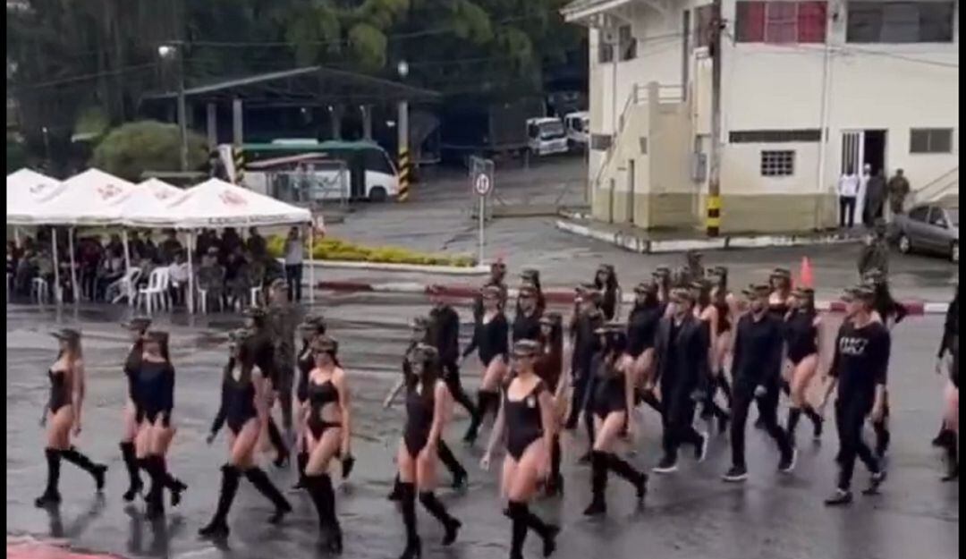 Polémica por desfile de mujeres en traje de baño en el Batallón Ayacucho