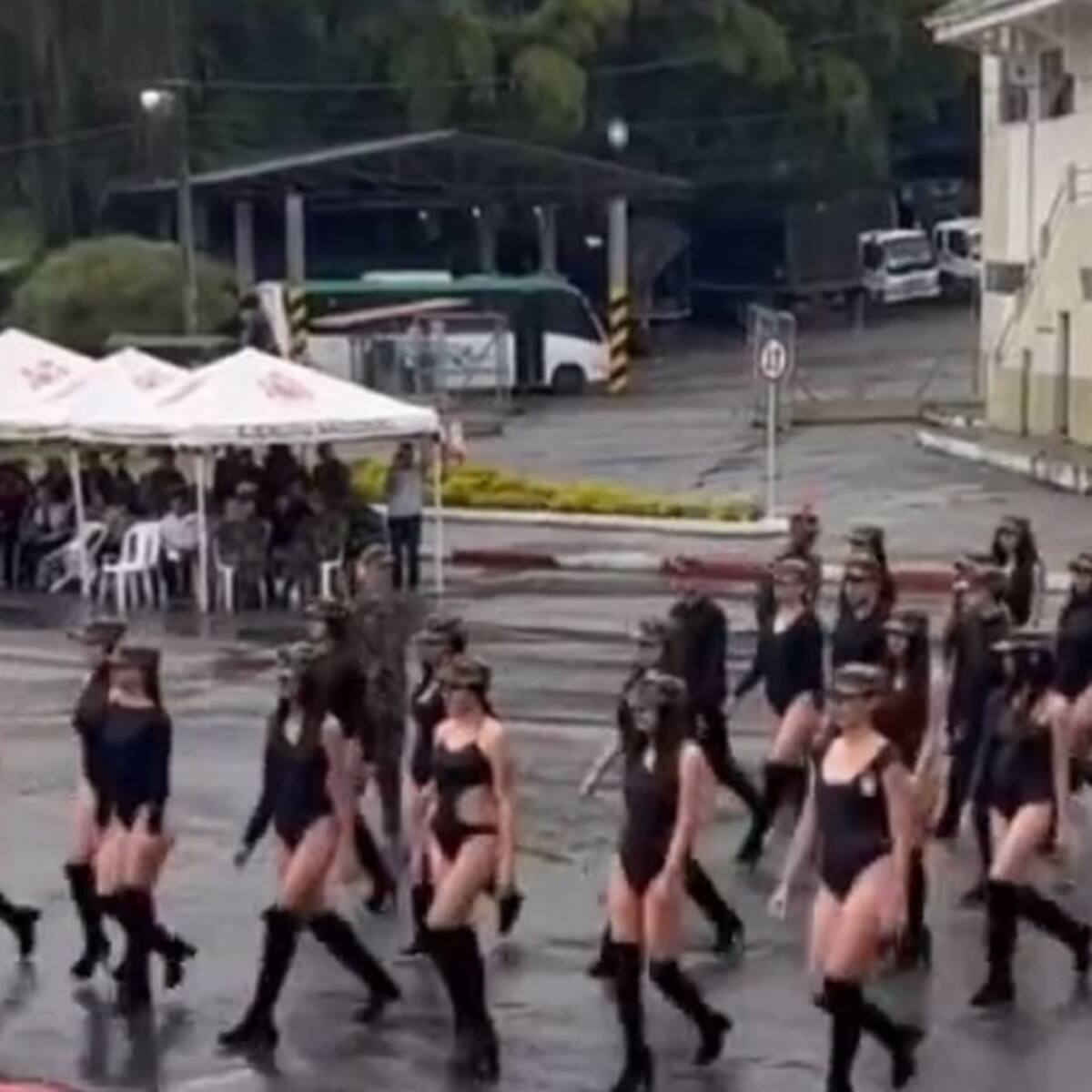 Polémica por mujeres en traje de baño y gorra militar en el Ayacucho