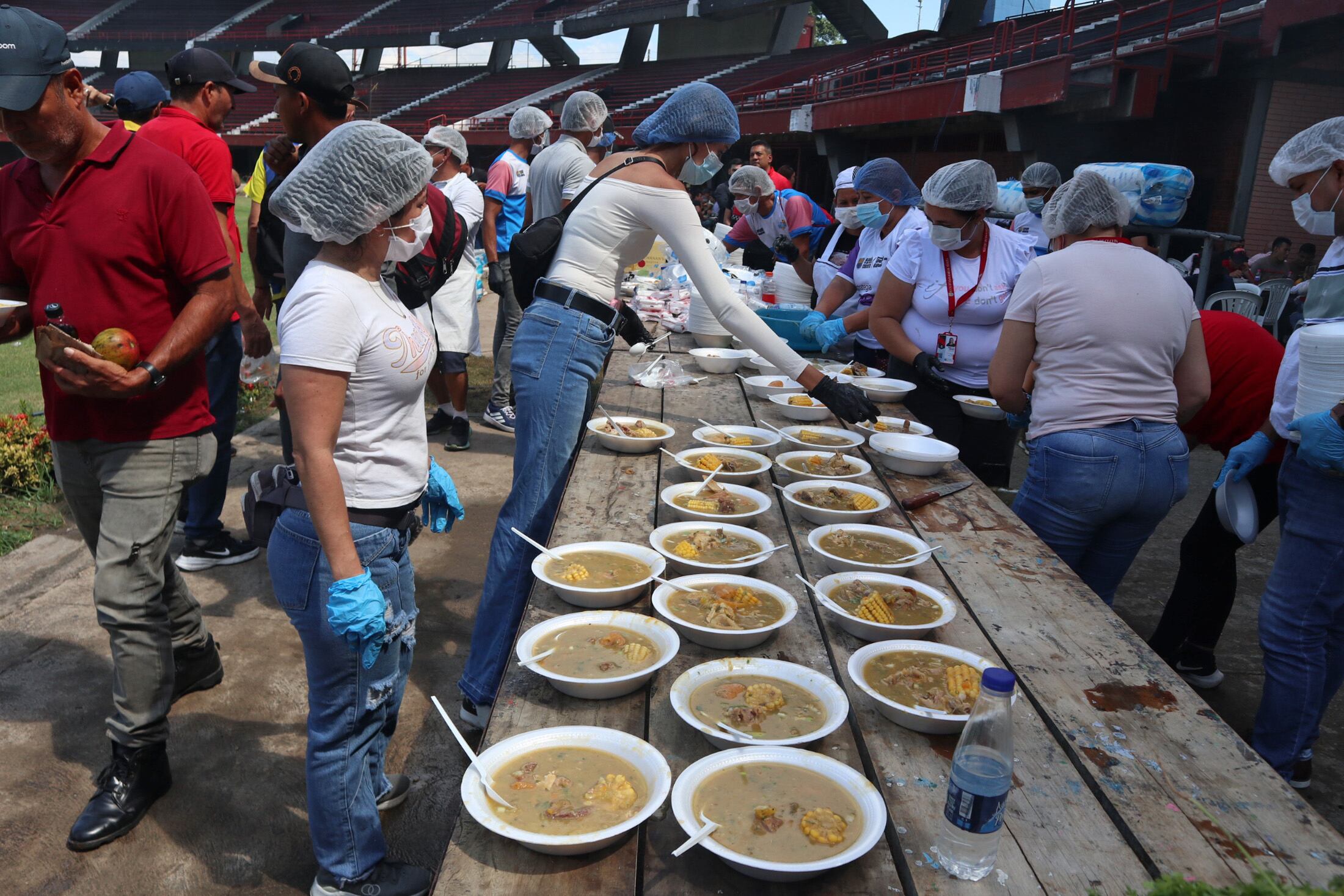 -FOTODELDÍA- AME3159. CÚCUTA (COLOMBIA), 21/01/2025.- Personas preparan alimentos para desplazados por la violencia en el Catatumbo este martes, en Cúcuta (Colombia). El gobernador del departamento colombiano de Norte de Santander, William Villamizar, declaró "una emergencia social y económica" en esa región del noreste del país debido a la crisis humanitaria causada por los enfrentamientos entre la guerrilla del ELN y disidencias de las FARC en la zona del Catatumbo (norteste). EFE/ Mario Caicedo
