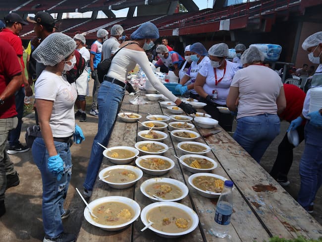 -FOTODELDÍA- AME3159. CÚCUTA (COLOMBIA), 21/01/2025.- Personas preparan alimentos para desplazados por la violencia en el Catatumbo este martes, en Cúcuta (Colombia). El gobernador del departamento colombiano de Norte de Santander, William Villamizar, declaró "una emergencia social y económica" en esa región del noreste del país debido a la crisis humanitaria causada por los enfrentamientos entre la guerrilla del ELN y disidencias de las FARC en la zona del Catatumbo (norteste). EFE/ Mario Caicedo