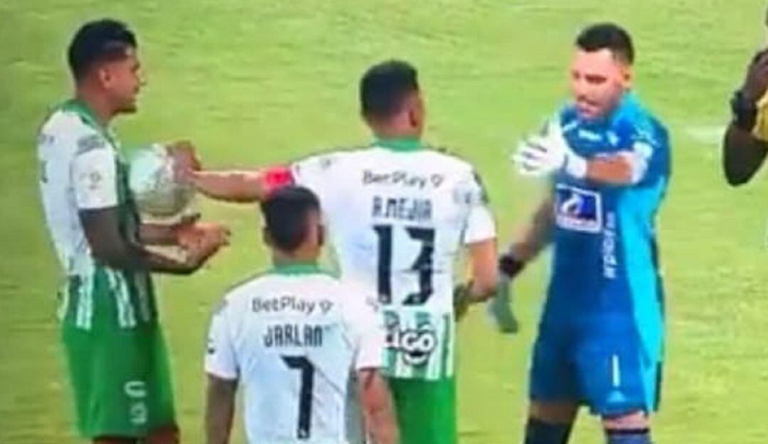 Sebastián Viera provocó a Jarlan Barrera invitándolo a patear el penal en la Copa Colombia