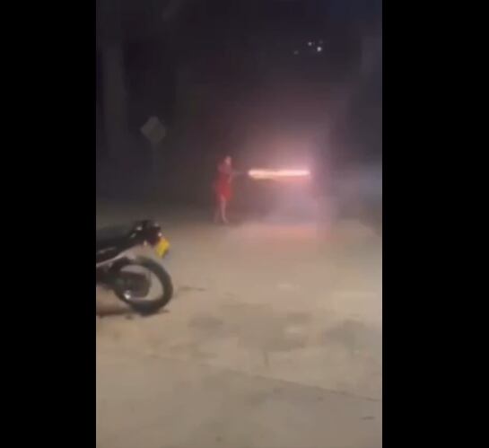 Jovenes multadas por guerra de bengalas en Remedios- foto cortesía