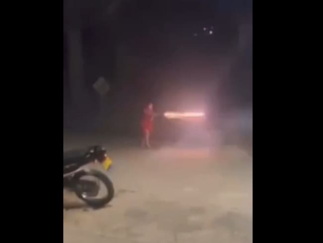 Jovenes multadas por guerra de bengalas en Remedios- foto cortesía